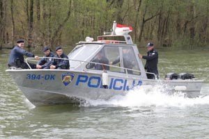 Slika PU_ZG/slike/MUP/voda/rijecna_policija01.jpg